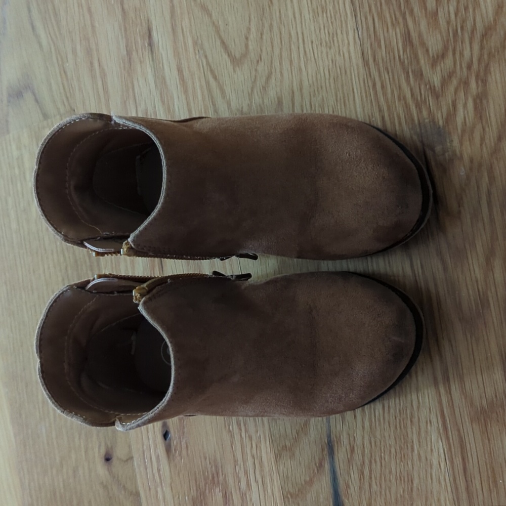 Cat & Jack Size 6 boots